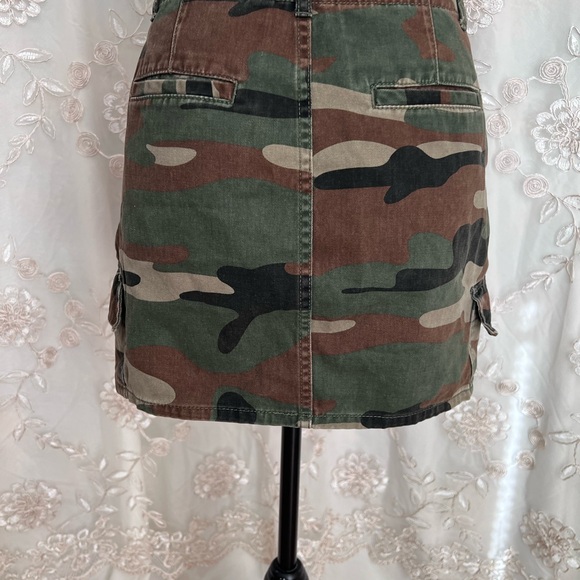Forever 21 sz S, camo print, mini skirt with pockets. - Picture 6 of 11